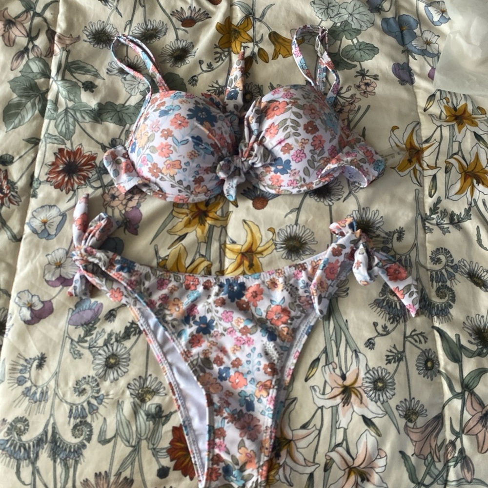 Super cute floral push up bikini!